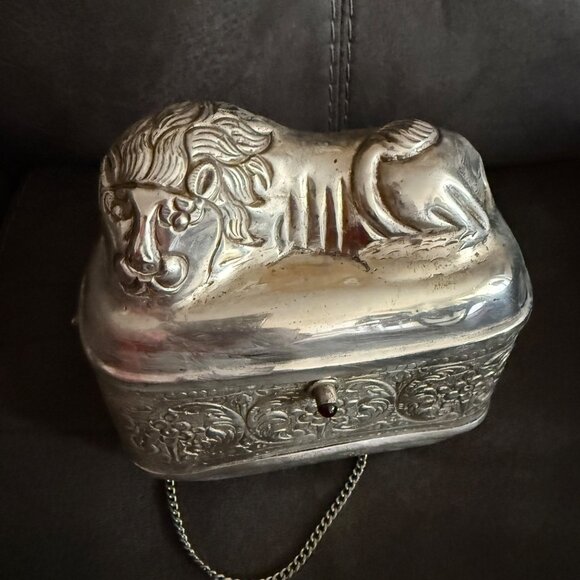 Antique Silver Lion-Shaped Handbag With Intricate Floral Design & Chain Strap - Picture 2 of 8